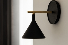 kinkiet_czarny_mosiadz_cast_cconce_lampy_menu_the_light_poznan