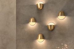 Kinkiety to również kompozycje kilku lamp, tutaj w kolorze brązu. Enoki marki Penta
