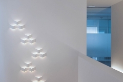 kompozycja_kinkietow_lamp_na_sciane_wzor_kinkiet_fold_built_in_lampy_vibia_the_light_poznan
