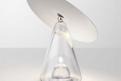 szklana_lampa_biurkowa_diesign_swiatlo_odbite_artemide_boltons_the_light_poznan